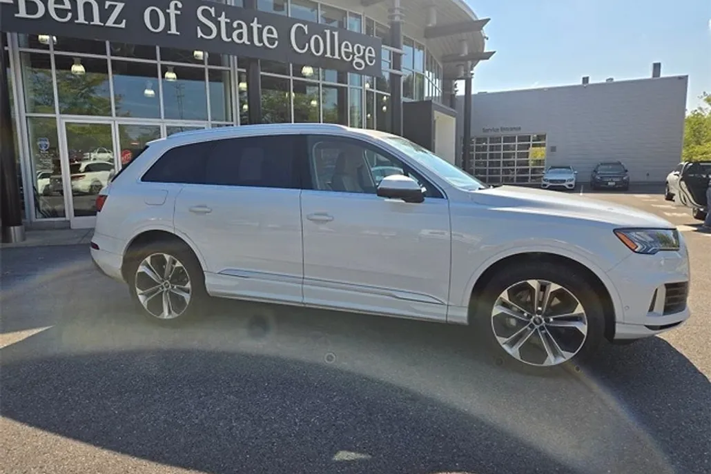 2021 Audi Q7 55 Prestige photo 1