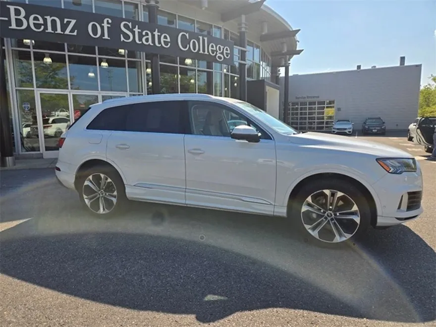 2021 Audi Q7 55 Prestige photo 1