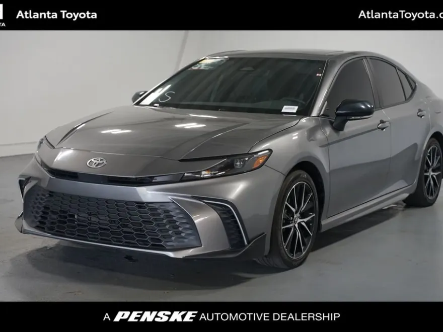 2025 Toyota Camry SE Hybrid photo 1