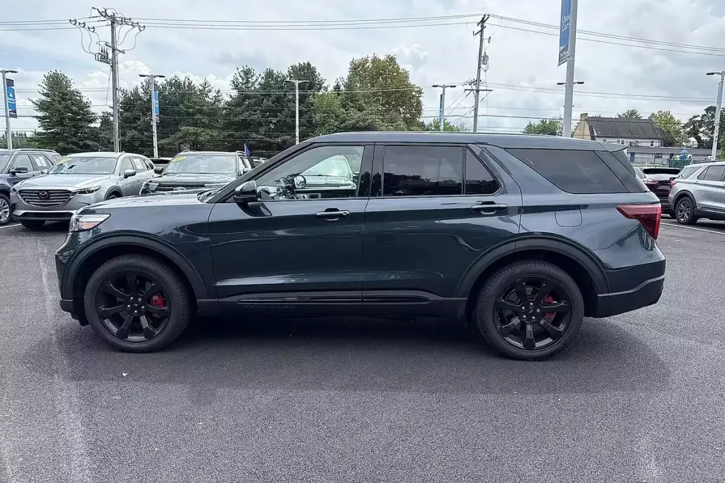 2022 Ford Explorer ST photo 1