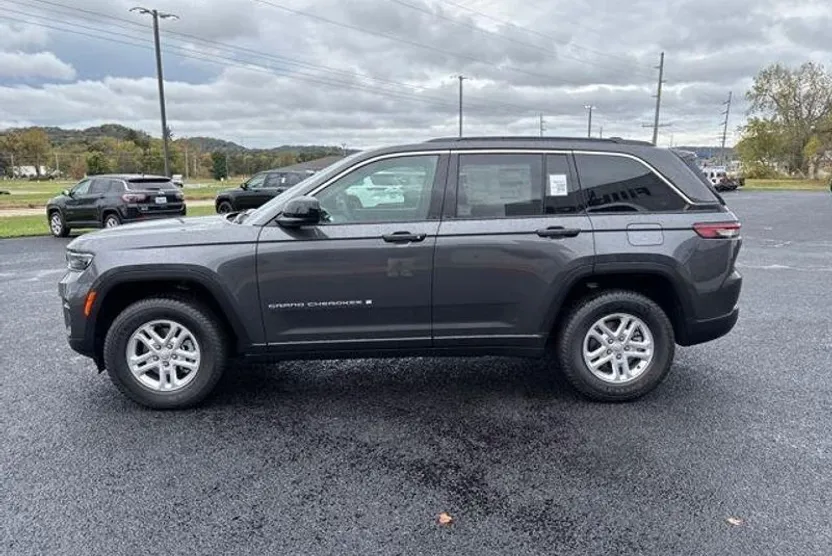 2025 Jeep Grand Cherokee Laredo photo 1