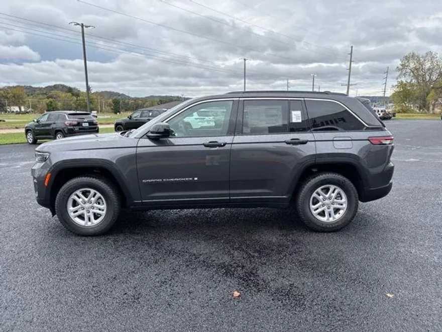 2025 Jeep Grand Cherokee Laredo photo 1