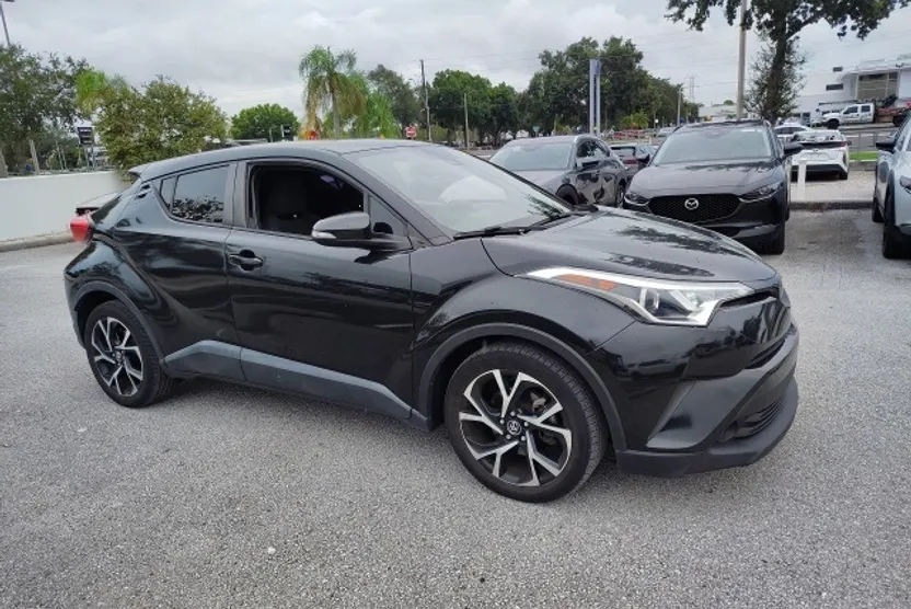 2019 Toyota C-HR XLE photo 1