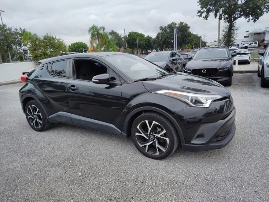 2019 Toyota C-HR XLE photo 1