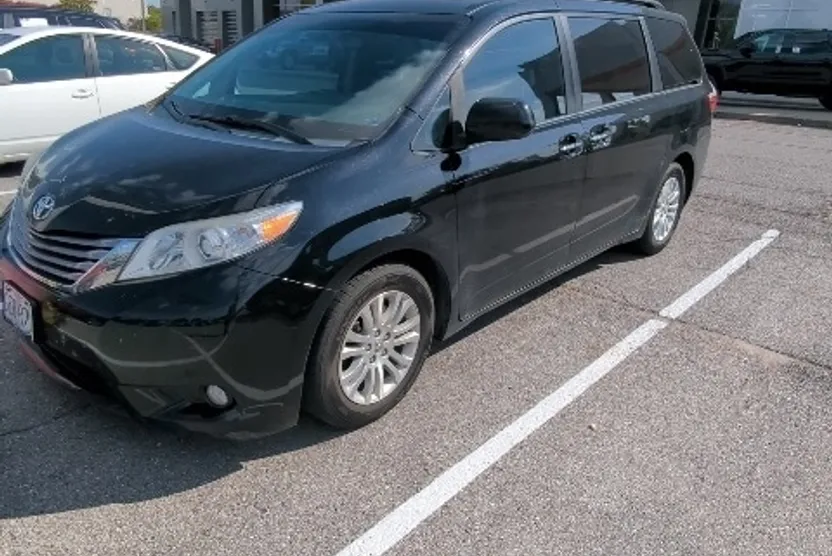 2016 Toyota Sienna XLE photo 1
