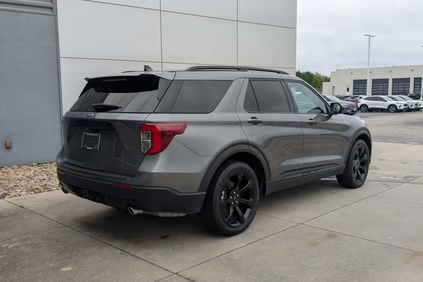 2023 Ford Explorer ST-Line photo 1