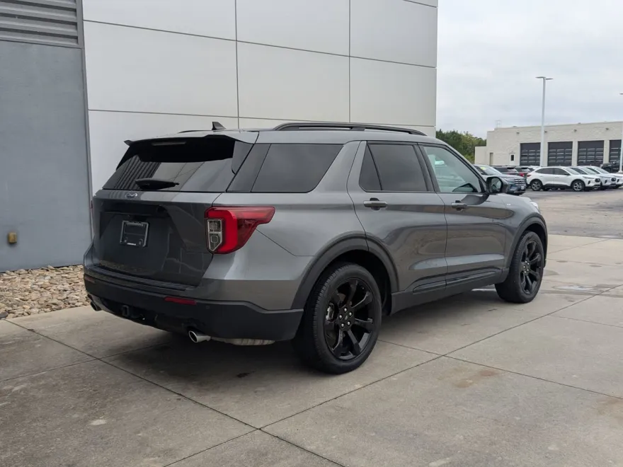 2023 Ford Explorer ST-Line photo 1