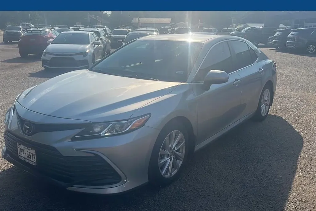 2023 Toyota Camry LE photo 1