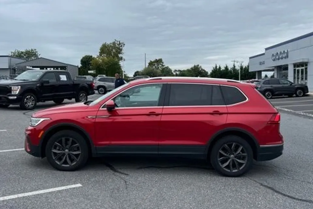 2022 Volkswagen Tiguan SE photo 1