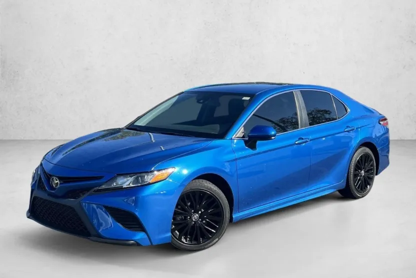 2020 Toyota Camry SE photo 1
