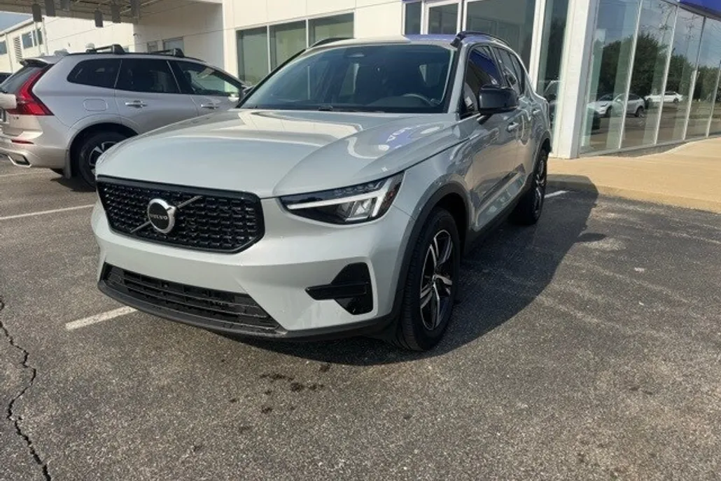 2024 Volvo XC40 Core photo 1