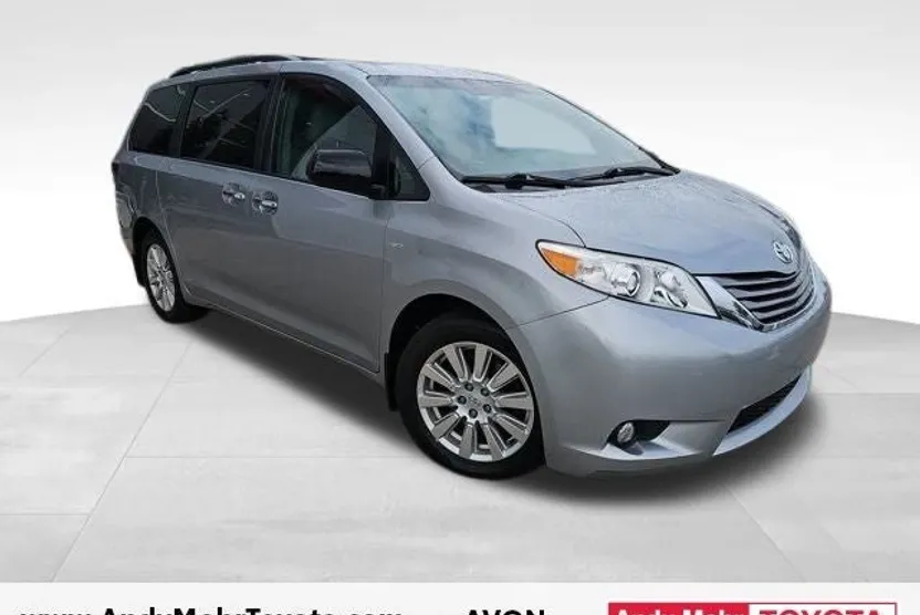 2017 Toyota Sienna XLE photo 1