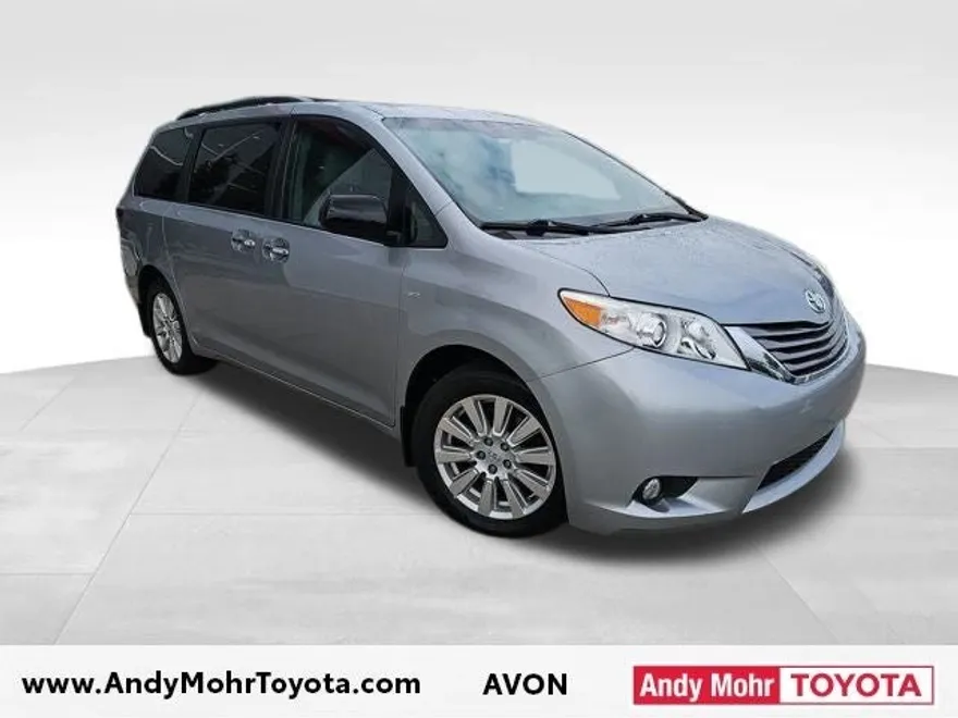2017 Toyota Sienna XLE photo 1