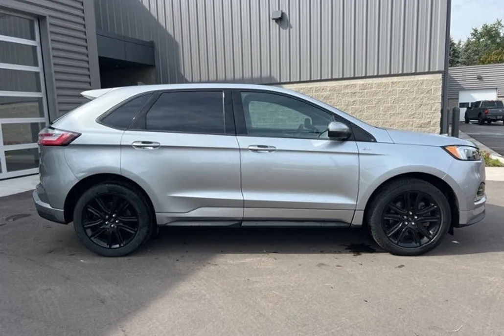 2023 Ford Edge ST photo 1