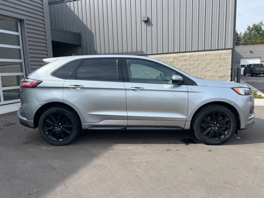 2023 Ford Edge ST photo 1