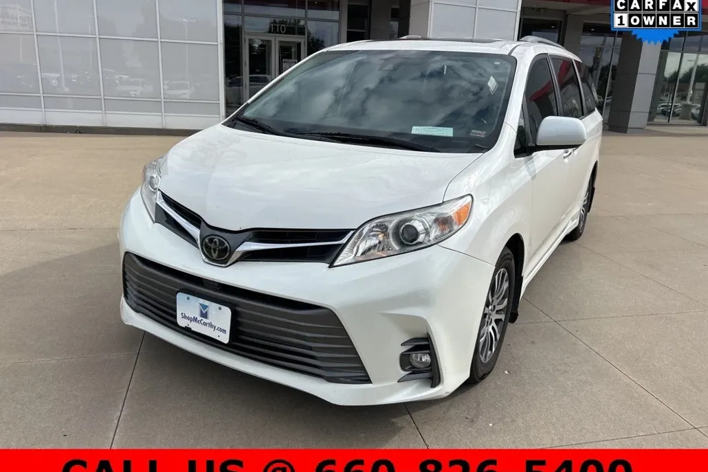2019 Toyota Sienna XLE photo 1