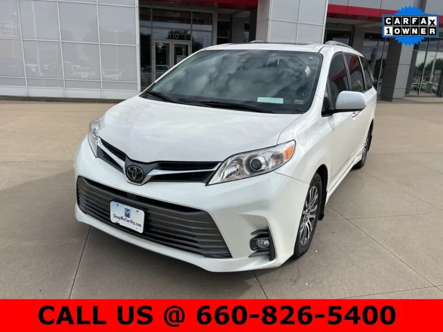 2019 Toyota Sienna XLE photo 1