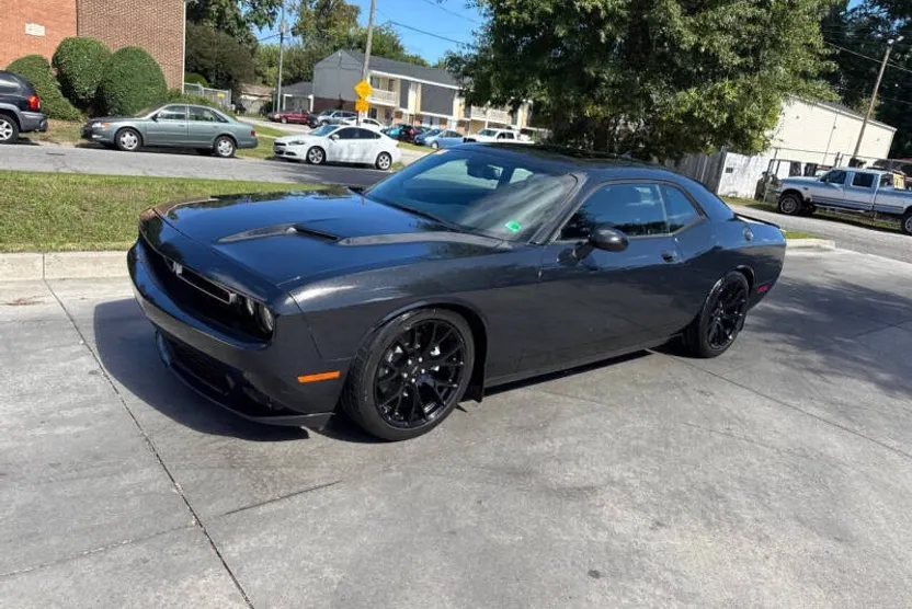 2015 Dodge Challenger R/T photo 1