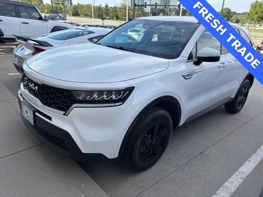 2023 Kia Sorento LX photo 1
