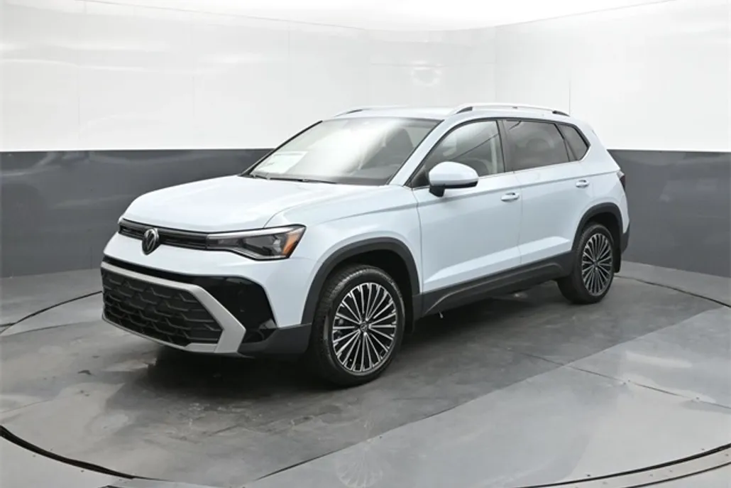 2025 Volkswagen Taos SE photo 1