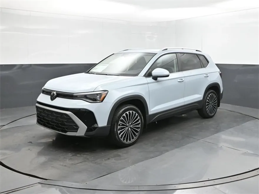 2025 Volkswagen Taos SE photo 1