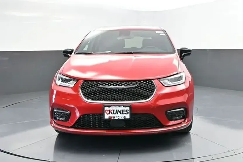 2026 Chrysler Pacifica photo 1