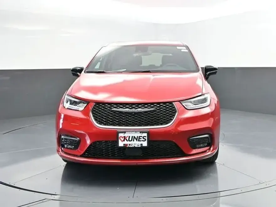 2026 Chrysler Pacifica photo 1