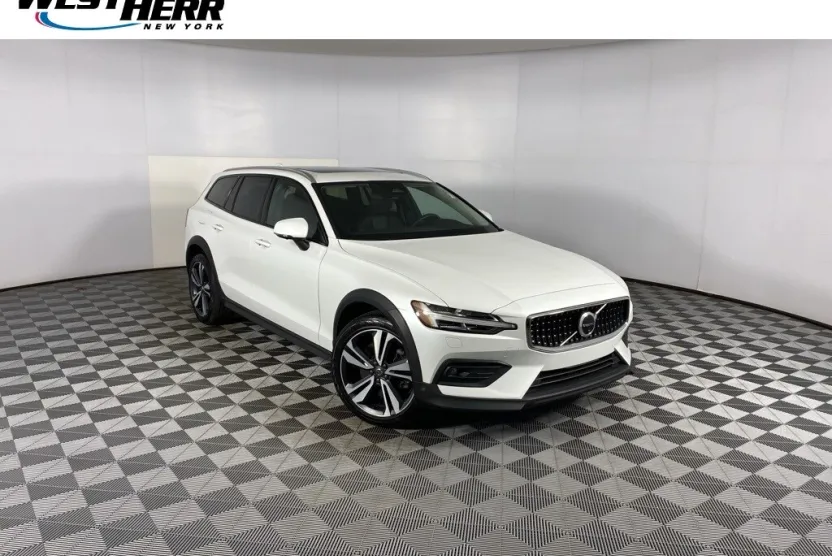 2023 Volvo V60 Cross Country B5 AWD Plus photo 1