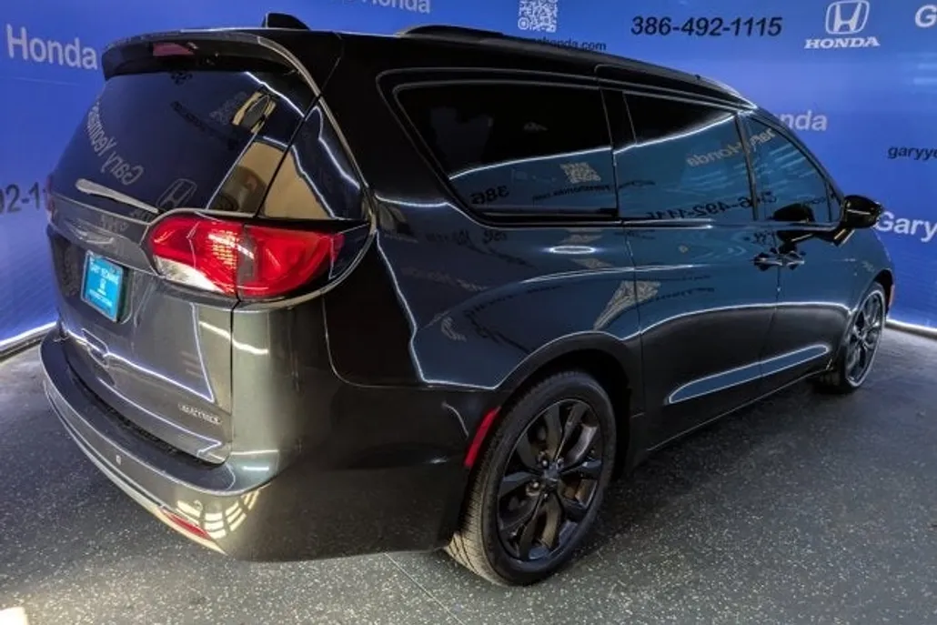 2019 Chrysler Pacifica Limited photo 1