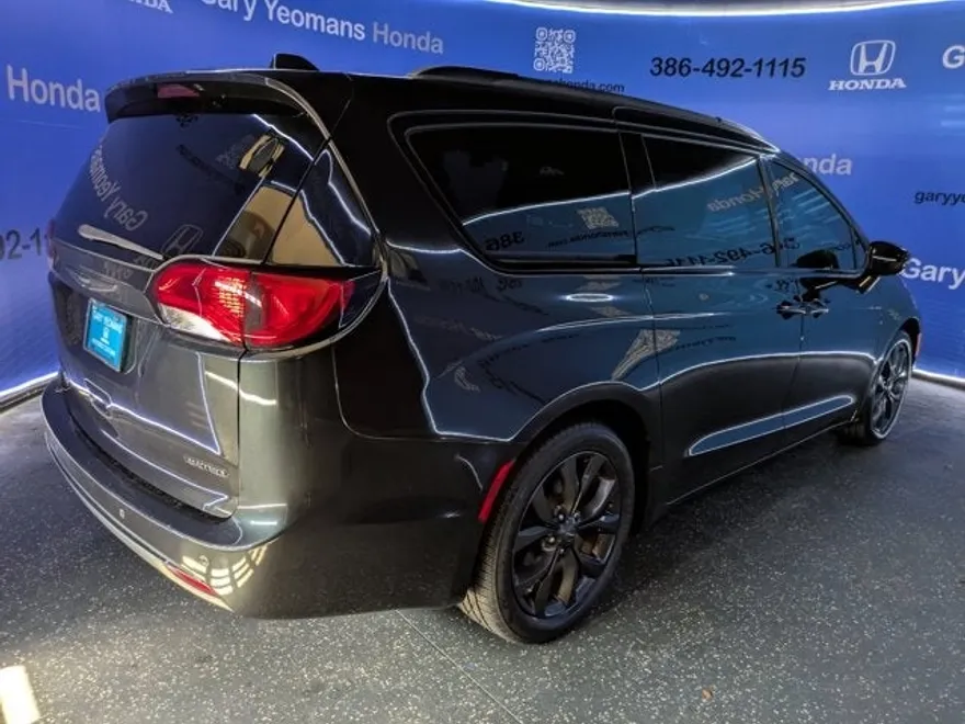 2019 Chrysler Pacifica Limited photo 1
