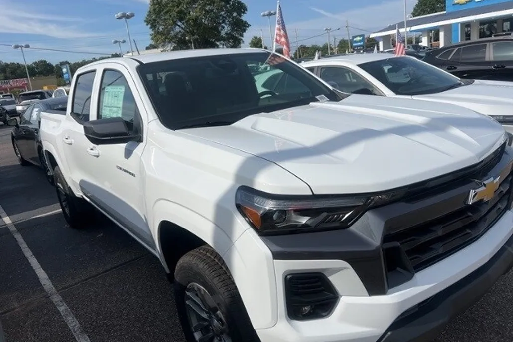 2026 Chevrolet Colorado LT photo 1