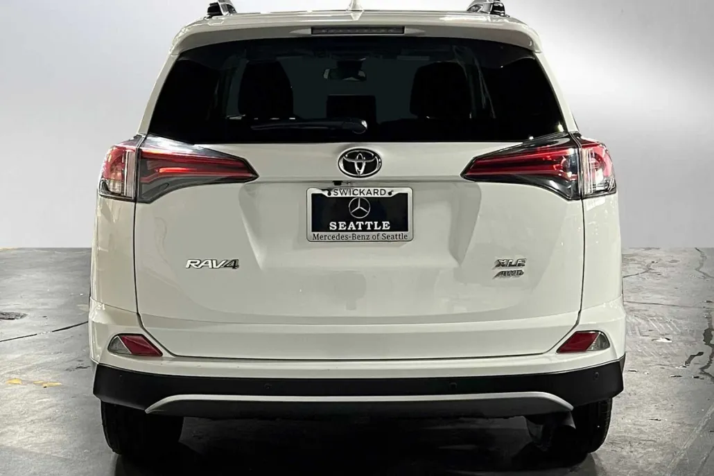 2018 Toyota RAV4 XLE photo 1
