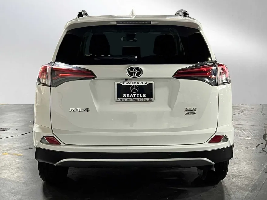 2018 Toyota RAV4 XLE photo 1