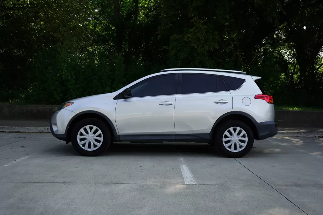 2015 Toyota RAV4 LE photo 1