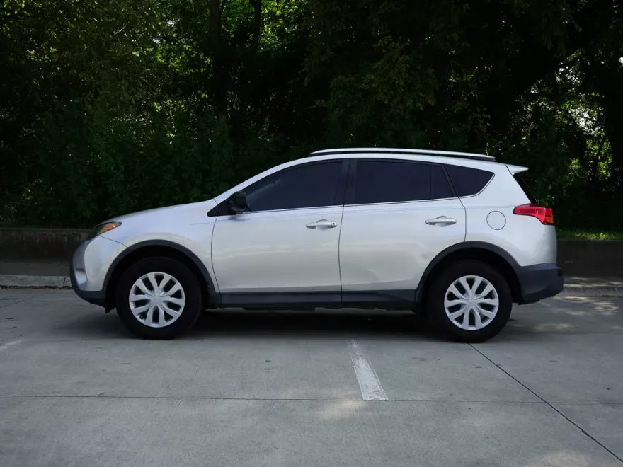 2015 Toyota RAV4 LE photo 1