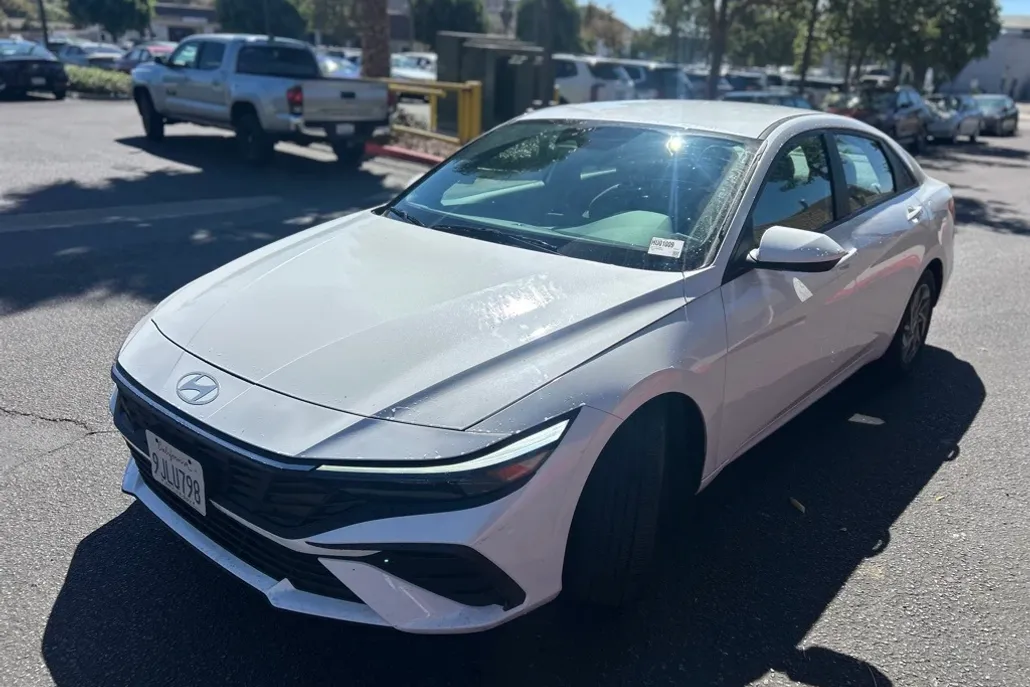 2024 Hyundai Elantra SEL photo 1