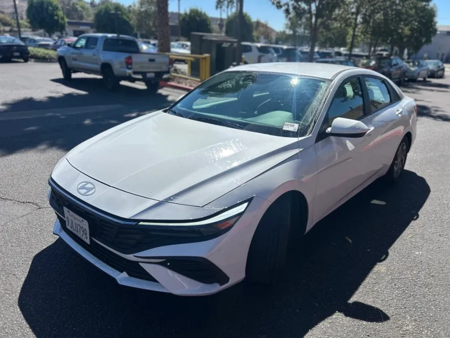 2024 Hyundai Elantra SEL photo 1