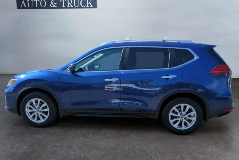 2017 Nissan Rogue SV photo 1