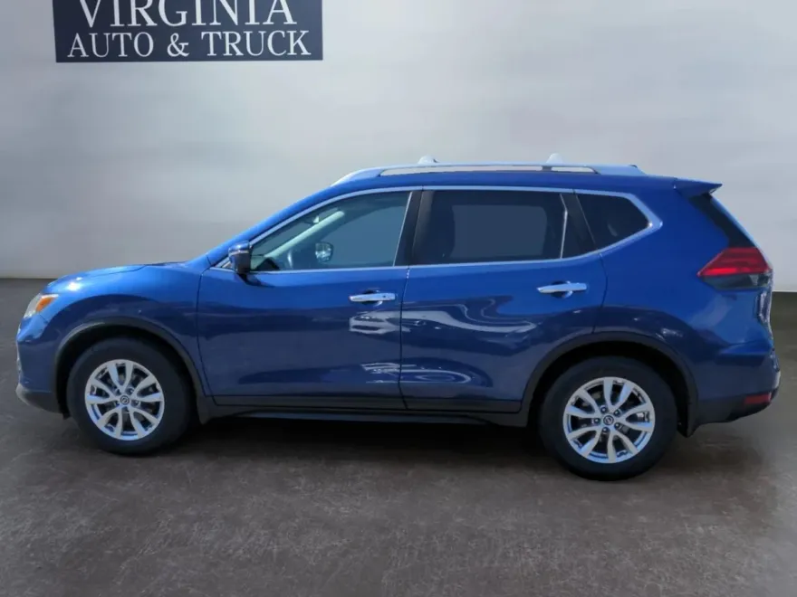 2017 Nissan Rogue SV photo 1