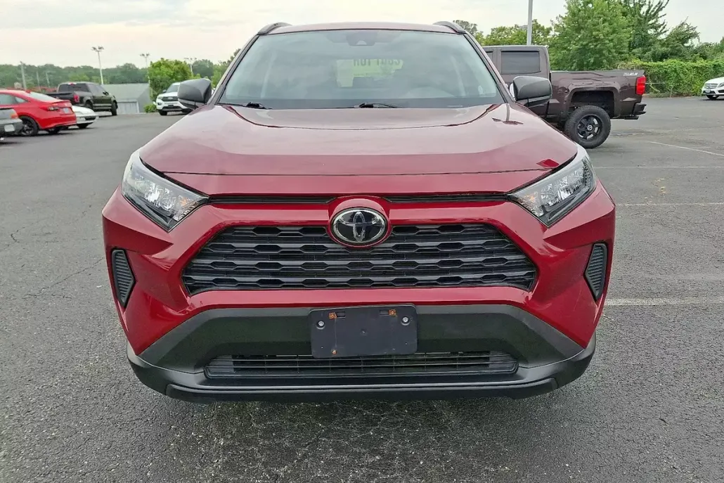 2021 Toyota RAV4 LE photo 1