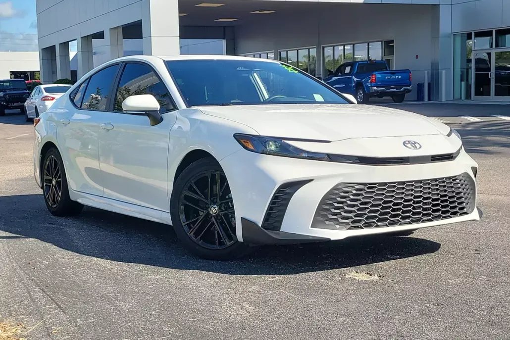 2025 Toyota Camry SE photo 1
