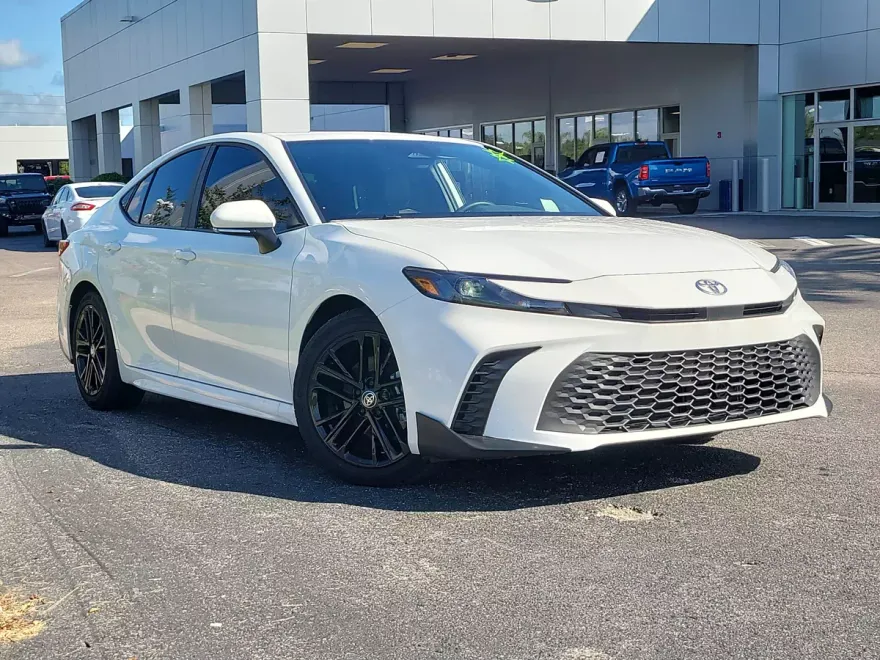 2025 Toyota Camry SE photo 1