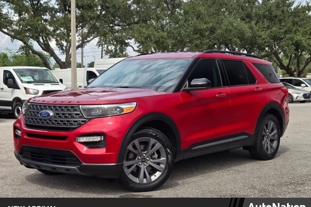 2023 Ford Explorer XLT photo 1