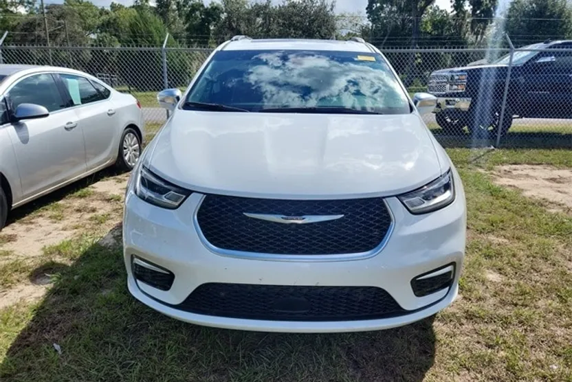 2024 Chrysler Pacifica Pinnacle photo 1
