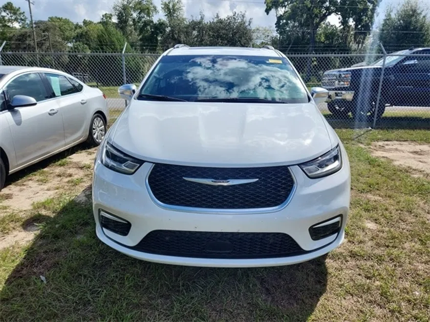 2024 Chrysler Pacifica Pinnacle photo 1
