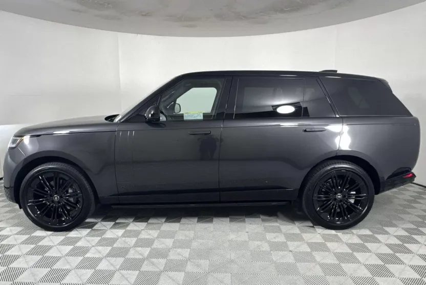 2025 Land Rover Range Rover SE photo 1