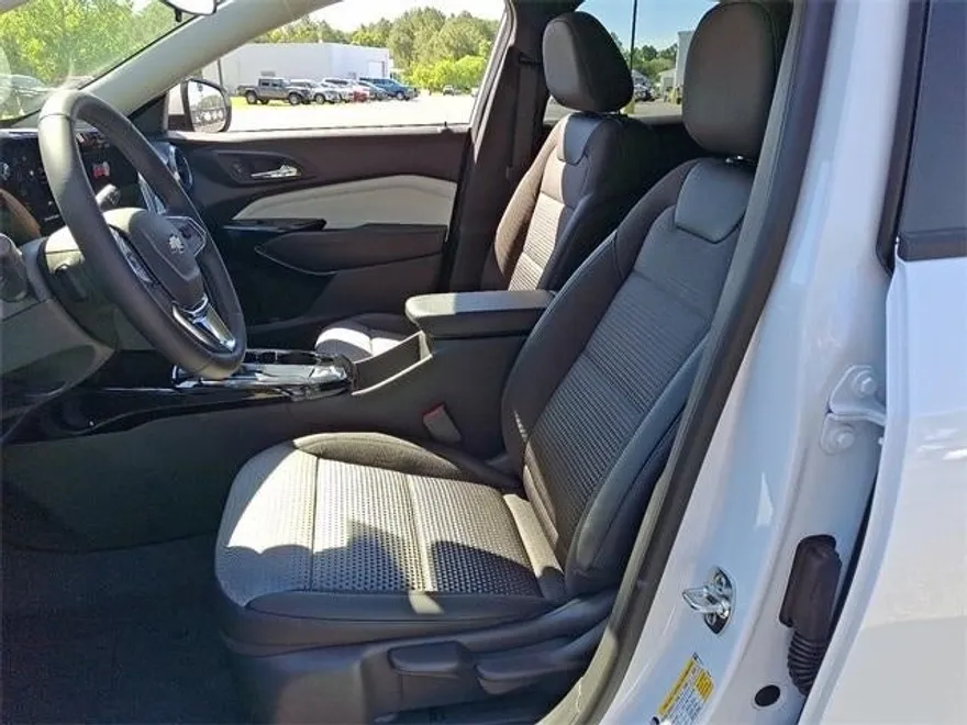 2025 Chevrolet Trax LT photo 11