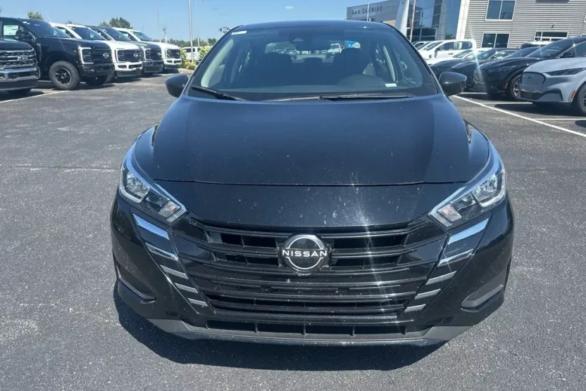 2023 Nissan Versa 1.6 SV photo 1