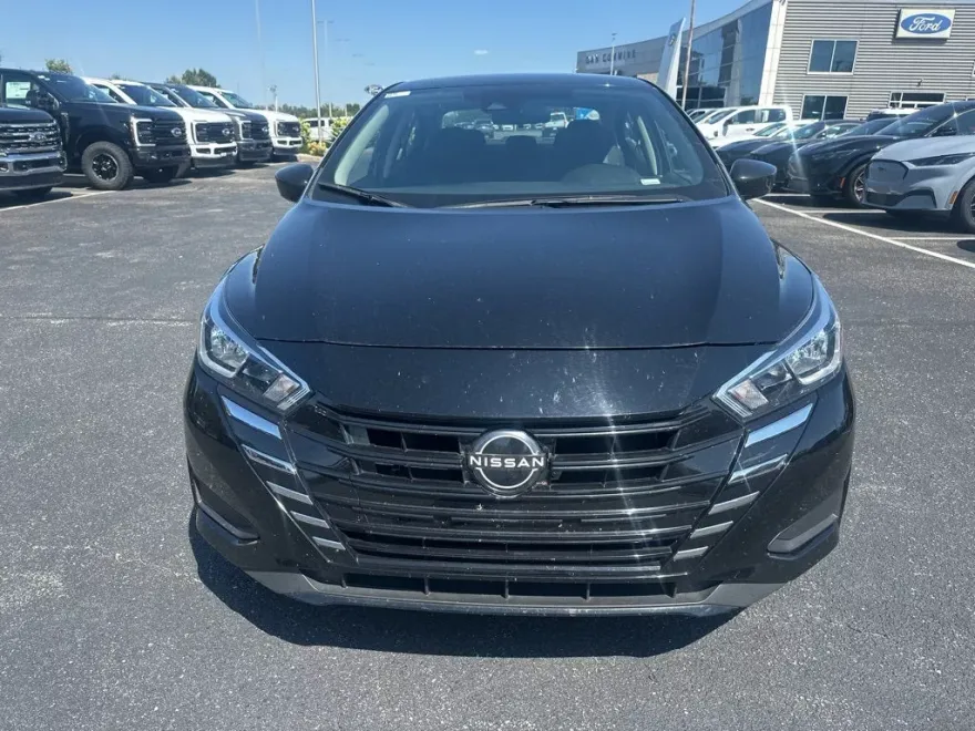 2023 Nissan Versa 1.6 SV photo 1