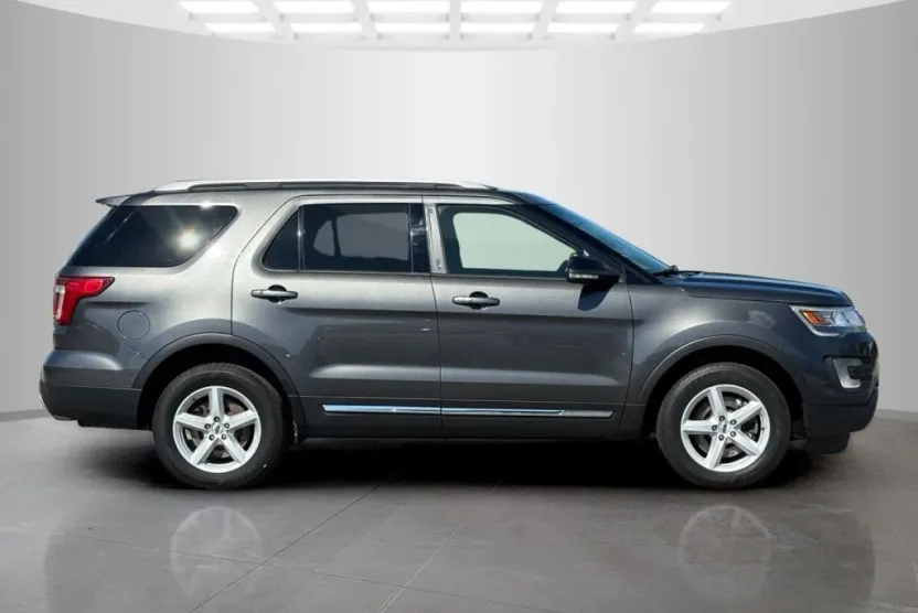 2017 Ford Explorer XLT Sport photo 1